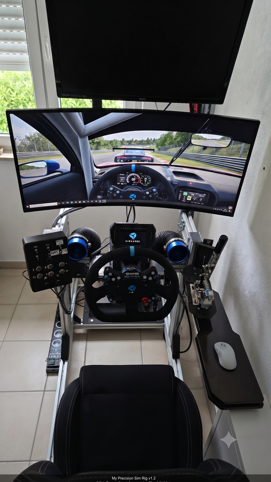 SimRacing-Rig mit Lenkrad und Pedalen im Gamingzimmer